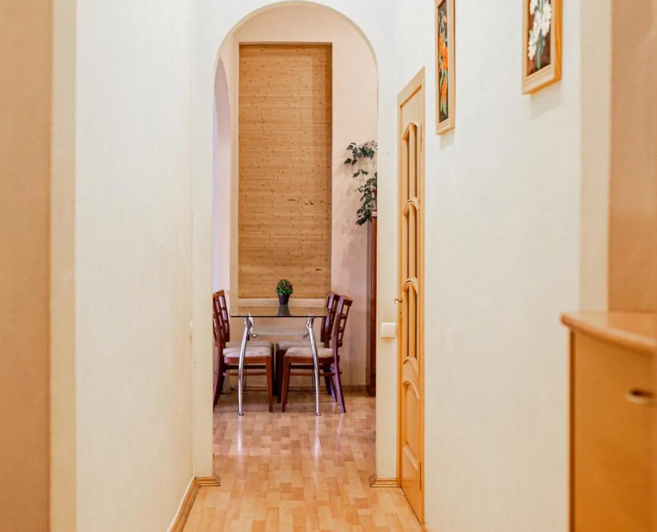 Apartment Апартаменти 3-Кімнатні В Центрі, Метро Театральна Kyiv